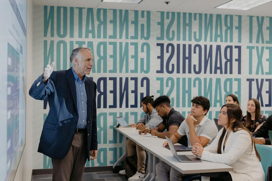 领导 students attend a classroom lecture.